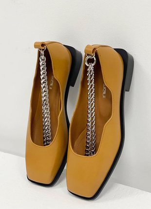 Дизайнерские туфли с квадратным носком из натуральной кожи табачного цвета ,с цепочкой1 фото