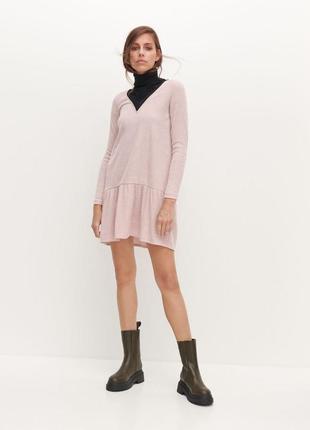 Пудровое трикотажное платье с кружевной отделкой выреза размер: xl reserved
