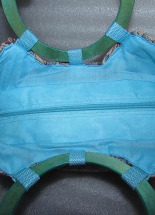 Удобная плетёная сумка с паетками и деревянными ручками3 фото