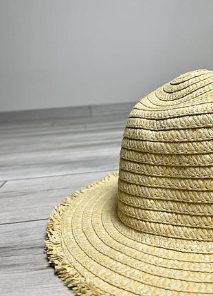 Красивая милая шляпка на пляж