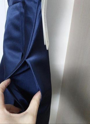 Темно-синє плаття з пишною асиметричною спідницею зі шлейфом7 фото