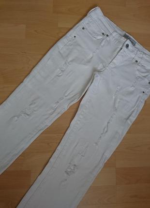 Белоснежные джинсы с дырками2 фото