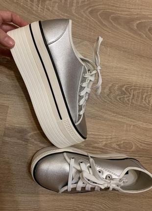 Серебристые кроссовки