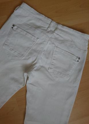 Белоснежные джинсы с дырками7 фото