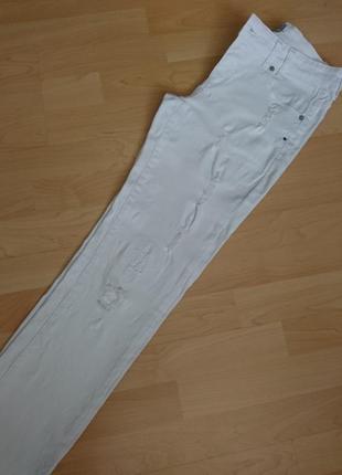 Белоснежные джинсы с дырками10 фото