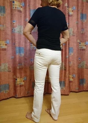 Белоснежные джинсы с дырками9 фото