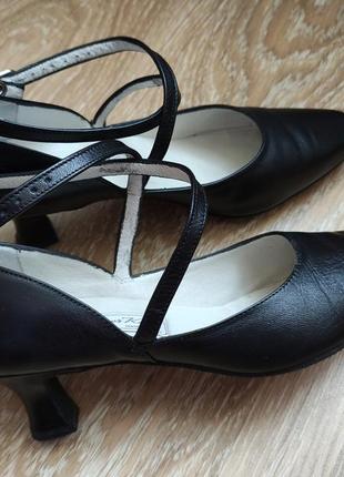 Кожаные туфли - натуральная мягкая кожа, средний каблук, застежка на кнопке. италия2 фото