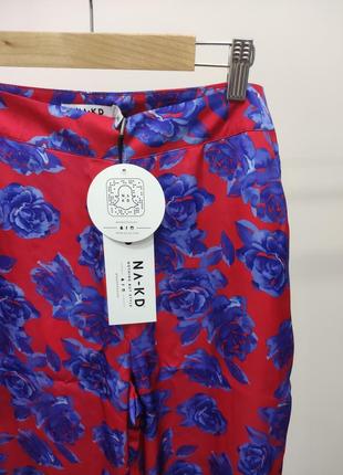 Яркие легкие атласные штаны от na-kd красивые брюки в цветочный принт (бирка)5 фото