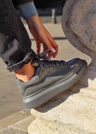 Кросівки alexander mcqueen grey patent кросівки