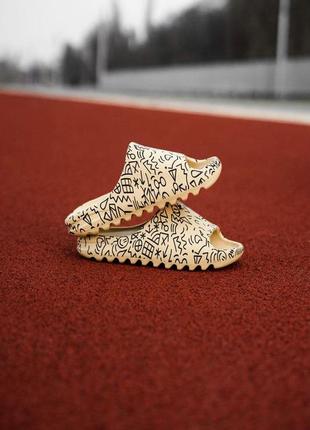 Мужские тапки adidas NMD Hu Pharrell Animal Print Lopard Pulse Amber painted