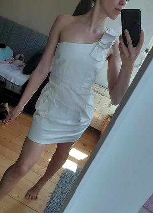 Бежеве плаття на одне плече