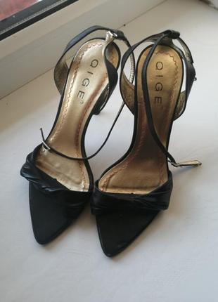 Босоніжки, туфлі