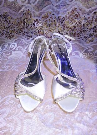 Босоножки со стразами