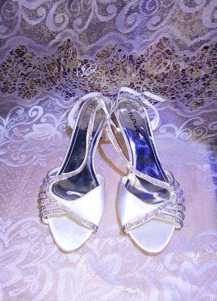Босоніжки атласні зі стразами нові