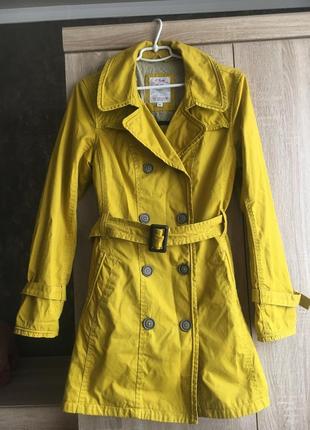 Плащ гірчичного кольору