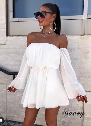 Платье с открытыми плечами