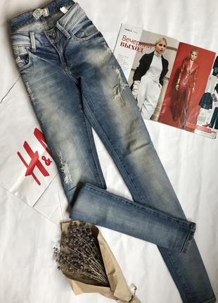 Джинсы прямые с потёртостями denim co.