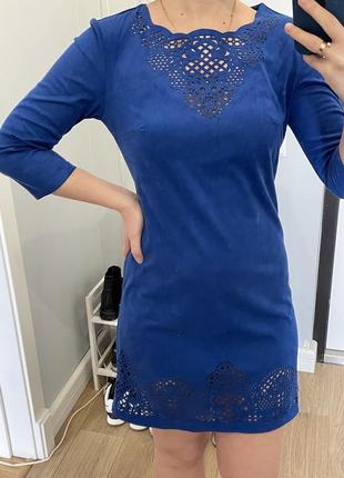 Гарне плаття в трендовому відтінку синього кольору