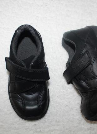 Крутые кожаные туфельки спортивного стиля фирмы clarks размер 7 и 1/2 по стельке 16 см.