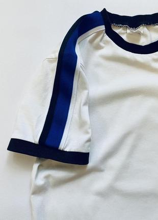 Біла підліткова б/у футболка zara з яскравим лампасом2 фото