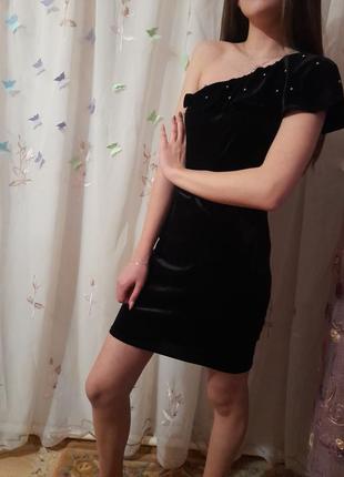 Плаття на одне плече