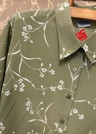 Очень красивая и стильная брендовая блузка в цветочках.5 фото