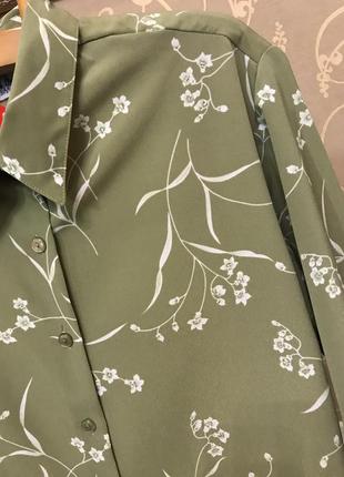 Очень красивая и стильная брендовая блузка в цветочках.9 фото