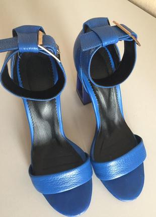 Шкіряні босоніжки.