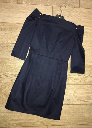 Синее платье с открытыми плечами