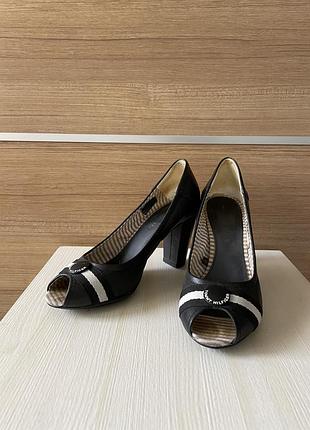 Tуфли кожаные, чёрные, tommy hilfiger 38 размер, на каблуке.