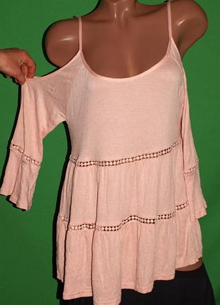 Красивая мягкая майка (м замеры) нежная, с открытыми плечами, хорошо смотрится.