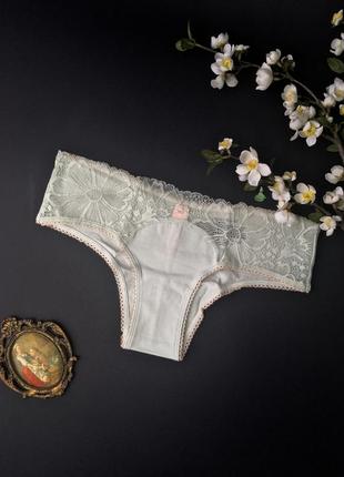 Нежные кружевные хлопковые трусики victoria's secret lace trim cheeky panty