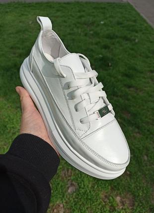 Кроссовки женские