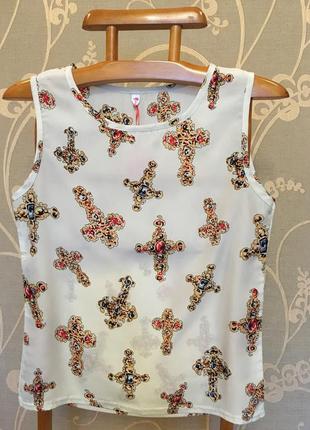 Дуже гарна і стильна блузка в малюнках.