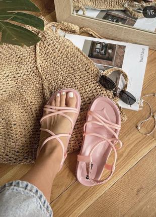 Босоніжки ,сандалі