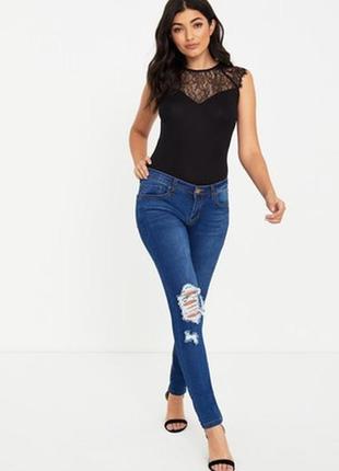 Облегающие джинсы скинни с рваностями