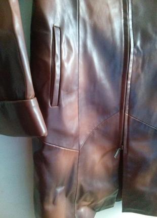 Симпатичный плащ-куртка деми актуального цвета (кожзам)2 фото