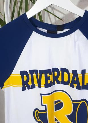 Футболка з принтом riverdale cheerleading. біла футболка з принтом ривердейл4 фото