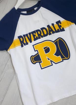 Футболка з принтом riverdale cheerleading. біла футболка з принтом ривердейл5 фото
