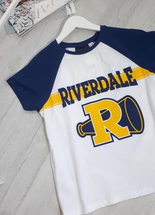 Футболка з принтом riverdale cheerleading. біла футболка з принтом ривердейл8 фото