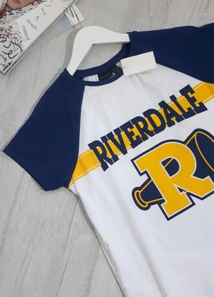 Футболка з принтом riverdale cheerleading. біла футболка з принтом ривердейл2 фото