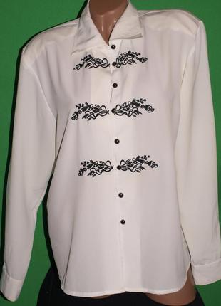 Красива ніжна блуза (л виміри) з візерунком ,добре виглядає.