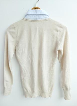 Пуловер с воротничком, красивыми пуговицами и цепями на плечах6 фото