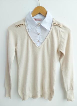 Пуловер с воротничком, красивыми пуговицами и цепями на плечах2 фото