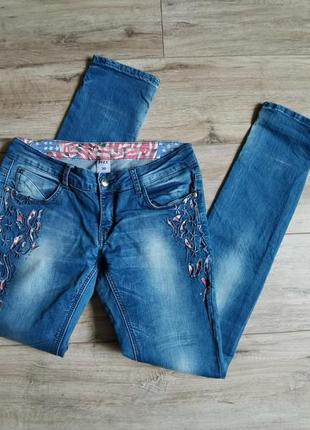 Нарядные джинсы с перфорацией р. 309 фото