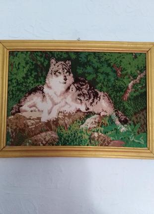 Картина вышитая крестиком "пара волков".