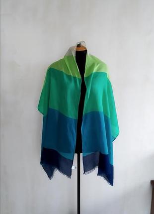Яркий палантин, шарф