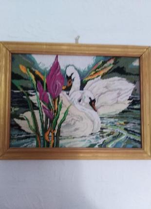 Картина вышитая крестиком "лебеди".