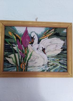 Картина вышитая крестиком "лебеди".
