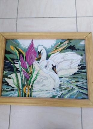 Картина вышитая крестиком "лебеди".